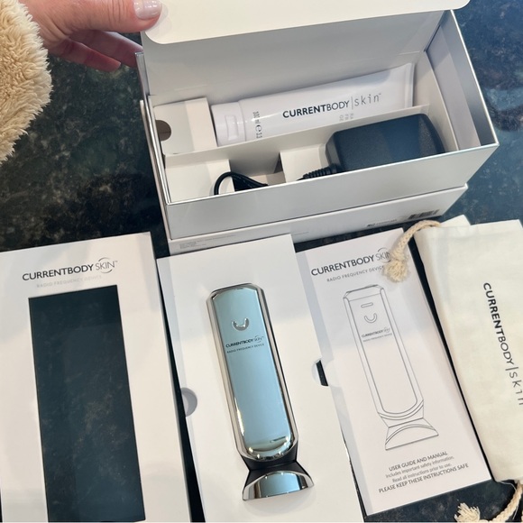 CurrentBody Skin Radiance Enhancer - Silver - Picture 2 of 13